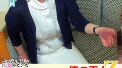 765ORECS-446 - 아주 친절하고 천사 같은 간호사가 포경수술을 받지 않아 발기부전과 동정심을 동시에 겪고 있는 소년의 자위를 도와주었습니다! 소년의 완전히 발기된 성기는 귀엽고 벌거벗은 하얀 가운 속으로 깊숙이 삽입되었습니다! 소년은 정액이 모두 빠져나갈 때까지 그녀의 안에 여러 번 사정했습니다! 수줍음 많고 경험은 부족한 간호사 리코 씨와 미나미 씨가 함께했습니다.