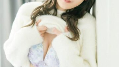 HNHU-202 - 겉보기엔 순진해 보였지만, 남자의 성기를 만지는 걸 좋아하는 이 아름다운 여자는 정말 미쳤어! 그녀는 부드럽고 탄력 있는 큰 가슴을 주무르며 열정적인 키스를 퍼부었고, 위를 올려다보는 시선은 너무나 에로틱했지. ◆ 그녀는 젖은 보지를 만지작거리며 촉촉한 오럴 섹스를 해줬고, 나는 그녀 안에 페니스를 삽입하고 사정했어! 두 번째에는 그녀가 내 위에 올라타서 격렬하게 진동기를 사용하며 그녀 안에 여러 번 사정했지. ◆
