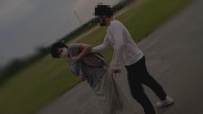 FC2-PPV-2930906 [개인] 이른 오후 아파트 아내의 뜻밖의 비비기.  - - 아직 밝을 때 육교 밑에서 목덜미를 강간하고 아이가 있는 옆방에서 낯선 사람의 막대기로 질내 사정했습니다.  - - 알몸 그대로 베란다에 내다 버렸어요.